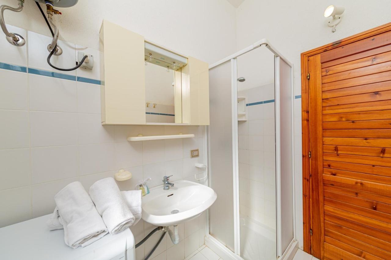Appartamento Trilocale Le Canne 6 Posti Letto Con Giardino San Teodoro  Exteriör bild